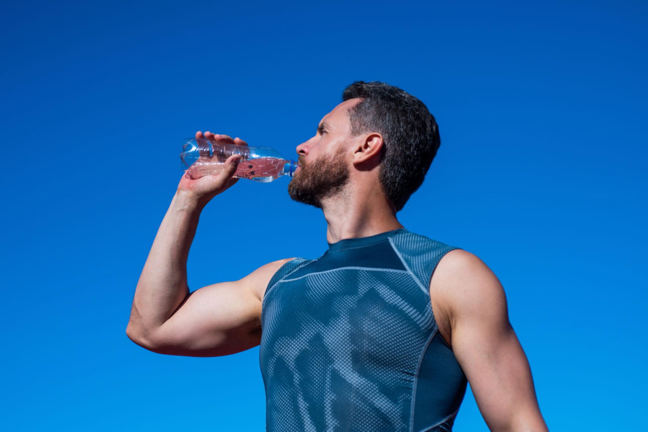 Zilverblauwe sfeer die staat voor water drinken